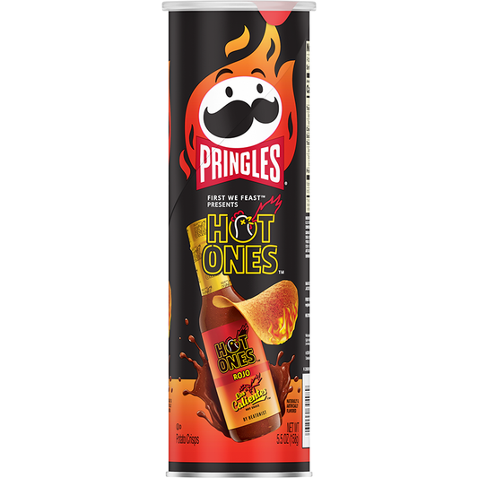 Twice as Sweet Pringles Hot Ones Rojo 158g (USA) features a fiery cylinder design, the Pringles mascot, and spicy red chili chip images. The label highlights its bold flavor and collaboration with Hot Ones.